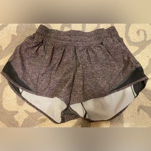 Lululemon Hotty Hot 2.5 Lowrise shorts in Heather Lux/Heathered Black